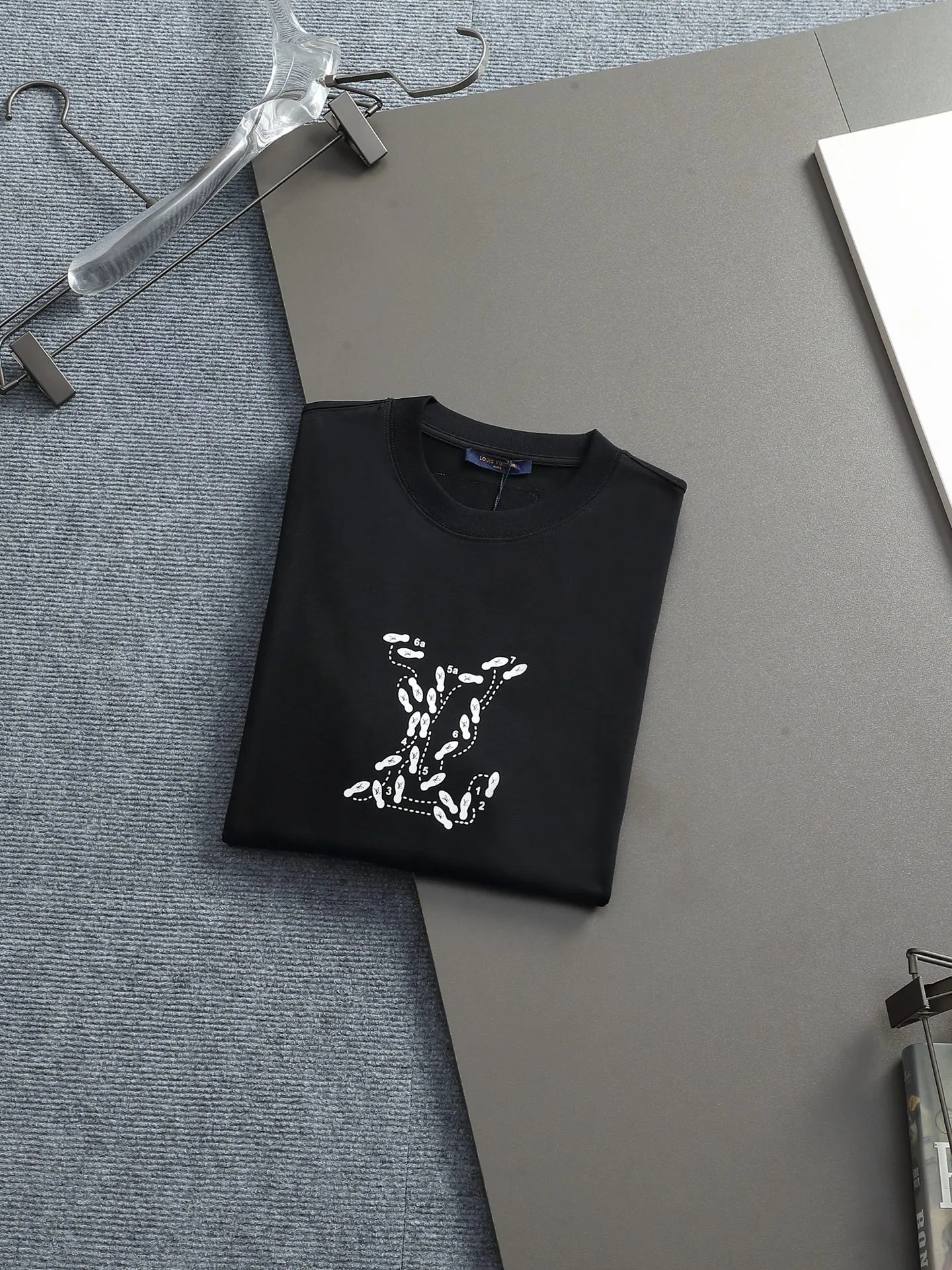 🅿️170 LV 25ss spring and summer printed short T series -1v Yayoi Kusama series pumpkin 🎃 pattern round neck short-sleeved T-shirt. Made of 32-count double yarn pure cotton 240g, washed at high temperature, will not shrink or fade. Comfortable to the touch, super texture❤️ Back-stitched cuff design, yellow back-mark embellishment, and a full set of accessories. A must-have for trendy men and trendy women, the classic drop-shoulder slightly wide version is available exclusively from stock!         ⚠️Only make high quality products, reject junk goods!  -Color: White Black -Size: XS S M L -Crowd: Unisex